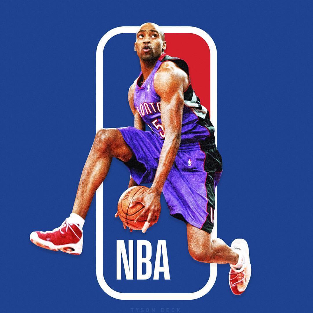 跟队：麦迪逊赛后拄拐穿过混合采访区，神情十分沮丧（随队报道：麦迪逊赛后拄拐经过混采区，神情低落）