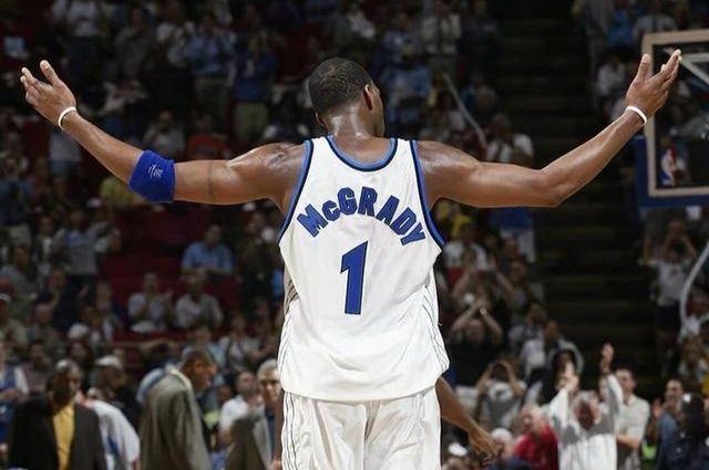 詹姆斯关键一球引爆全场（詹姆斯关键一投令全场沸腾）