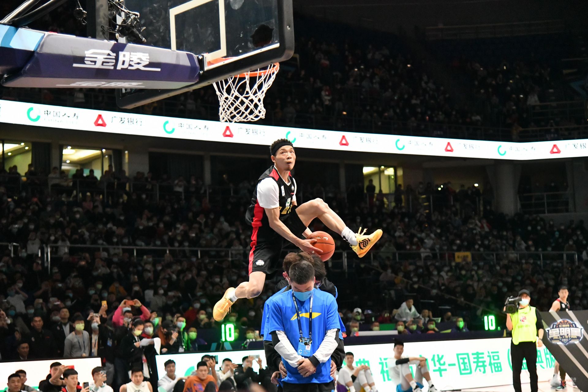 弗拉霍维奇晒龙珠悟空恢复照：手术很顺利，感谢大家（弗拉霍维奇以龙珠悟空姿态报平安：手术成功，感谢关心）