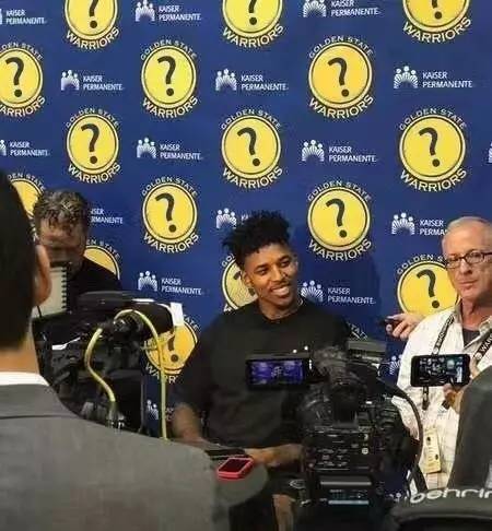 女生打高尔夫打中野鸭，鸭在湖中走，高尔夫从天上来（女子打高尔夫误中野鸭，鸭子湖中漫步，球从天而降）