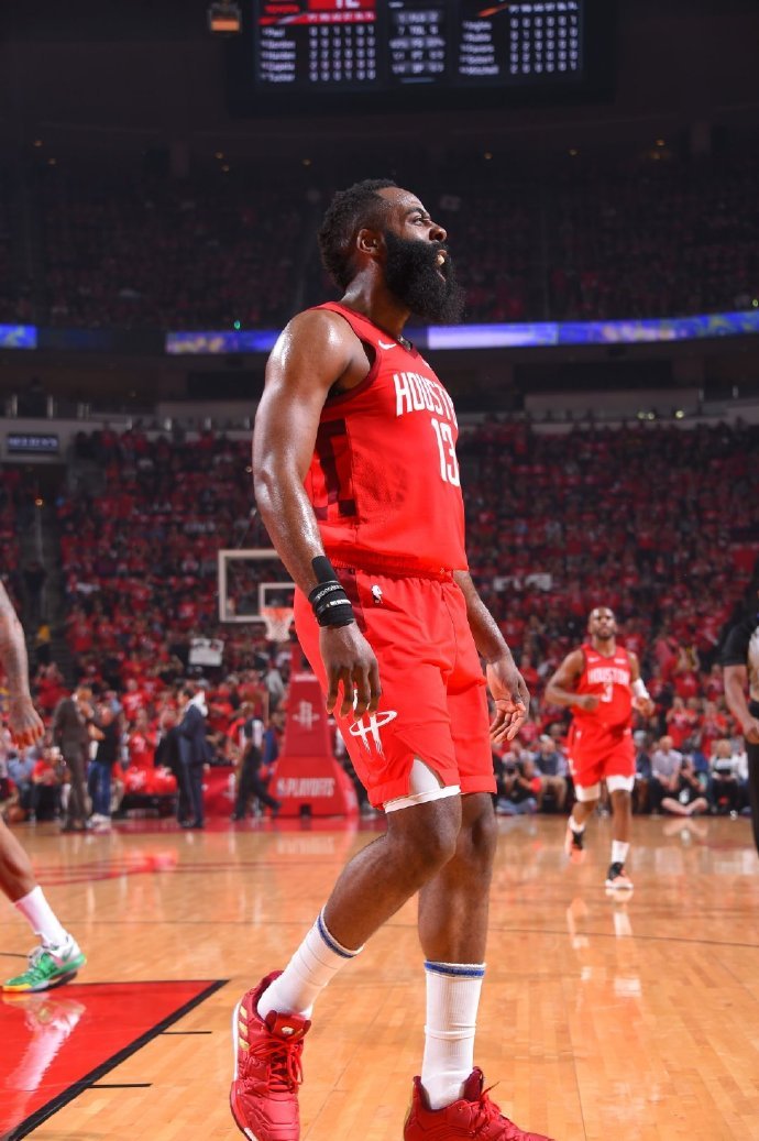 诺伊尔：补时进2球让大家松一口气，是否续约明年3月再考虑（诺伊尔：伤停补时连进两球缓解压力，续约事宜暂定明年3月再议）