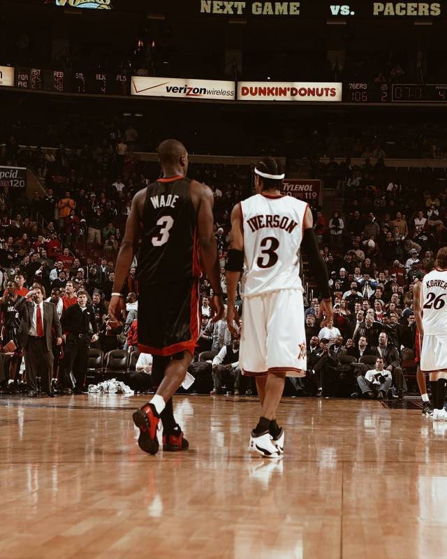 U22国家队走进成都实验小学西区分校，黄博文、于大宝等人与师生互动（U22国家队走访成都实验小学西区分校，黄博文、于大宝等人与师生开展互动交流）